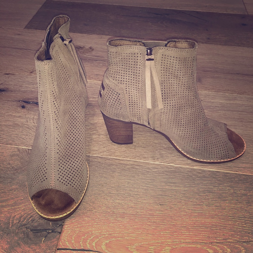 Tom’s “Majorca” peep-toe heeled bootie in natural